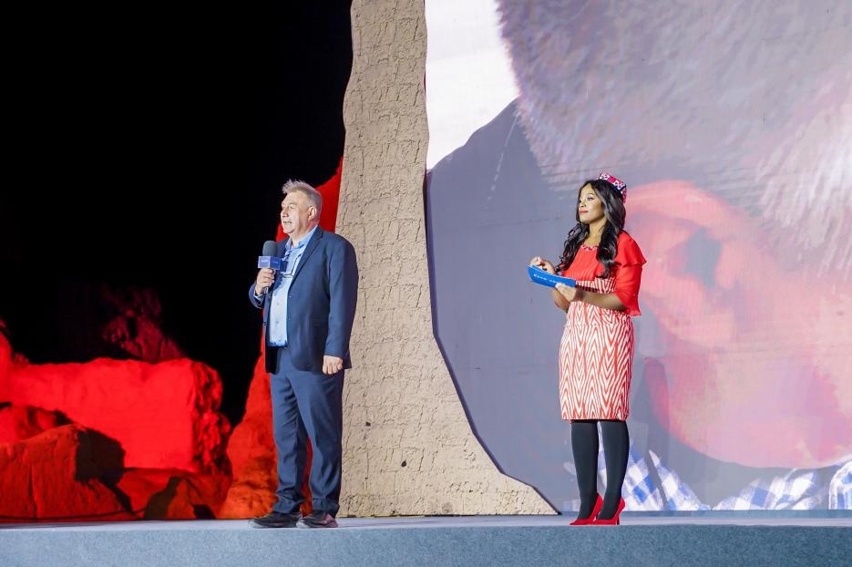 丹尼（左一）在“何以中國·五星出東方”網(wǎng)絡(luò)主題宣傳活動(dòng)現(xiàn)場(chǎng)演講。人民視頻供圖