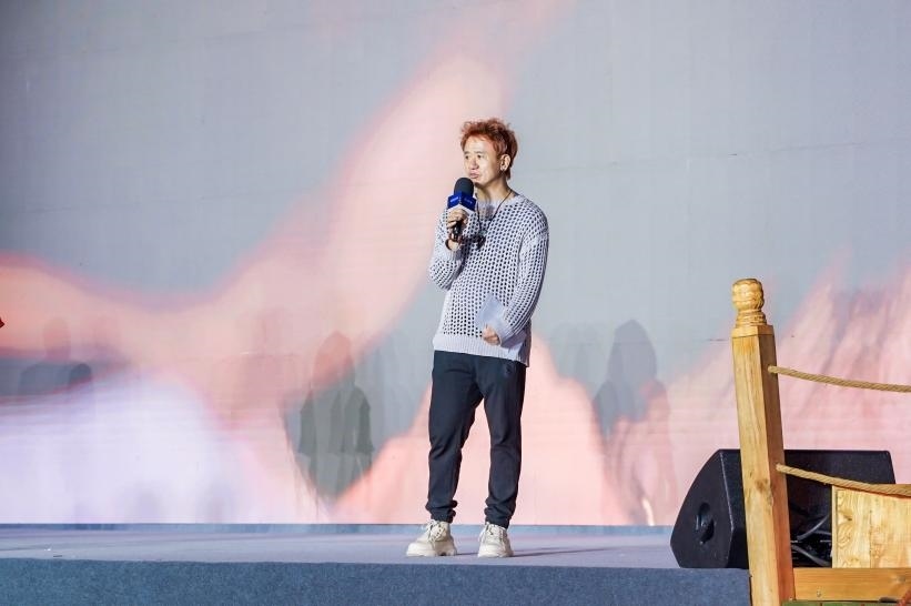 安鐘旭在“何以中國·五星出東方”網(wǎng)絡(luò)主題宣傳活動(dòng)現(xiàn)場(chǎng)演講。人民視頻供圖