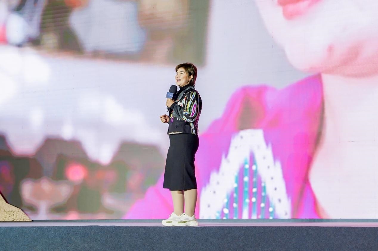 如克亞木·麥提賽地在“何以中國·五星出東方”網(wǎng)絡(luò)主題宣傳活動(dòng)現(xiàn)場(chǎng)演講。人民視頻供圖