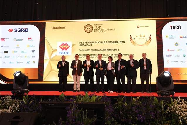 國(guó)能印尼爪哇發(fā)電公司董事長(zhǎng)趙志剛（左四）與其他獲獎(jiǎng)?wù)吆嫌?。?guó)能印尼爪哇發(fā)電公司供圖