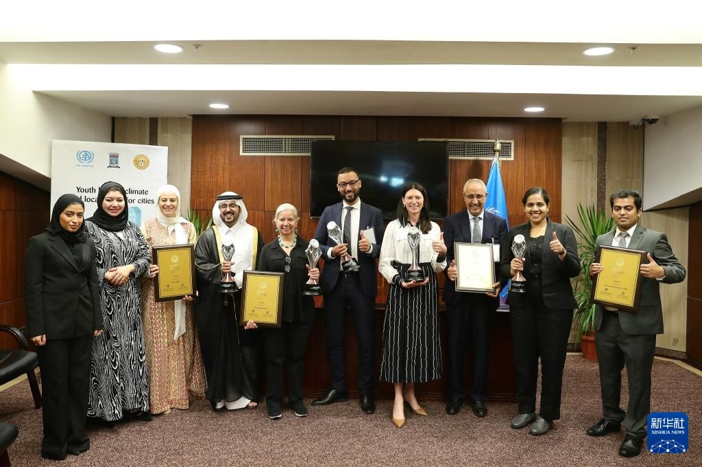 10月31日，在埃及亞歷山大，獲得第二屆全球可持續(xù)發(fā)展城市獎（上海獎）的城市代表合影。新華社記者 王東震 攝