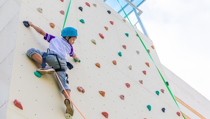 浙江臺(tái)州，正在學(xué)習(xí)攀巖課程的小學(xué)生