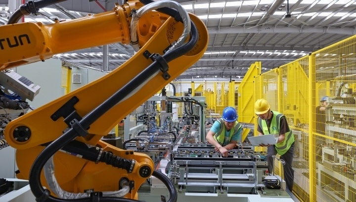 江蘇昆山，智能生產(chǎn)線上人機(jī)協(xié)同作業(yè)