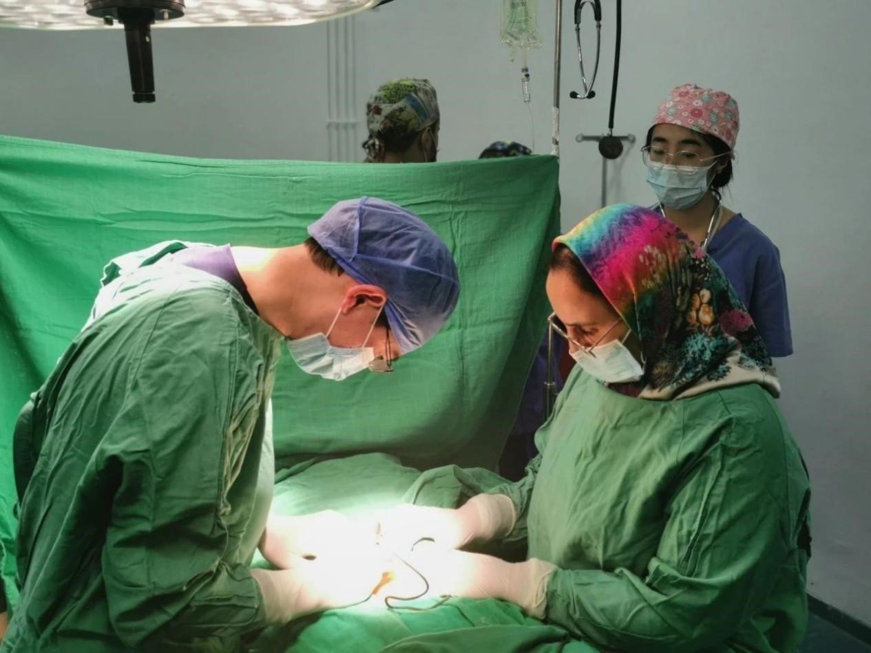 中國(guó)醫(yī)療隊(duì)員與當(dāng)?shù)蒯t(yī)生合作開(kāi)展手術(shù)。第196批中國(guó)援助摩洛哥醫(yī)療隊(duì)塞達(dá)特分隊(duì)供圖