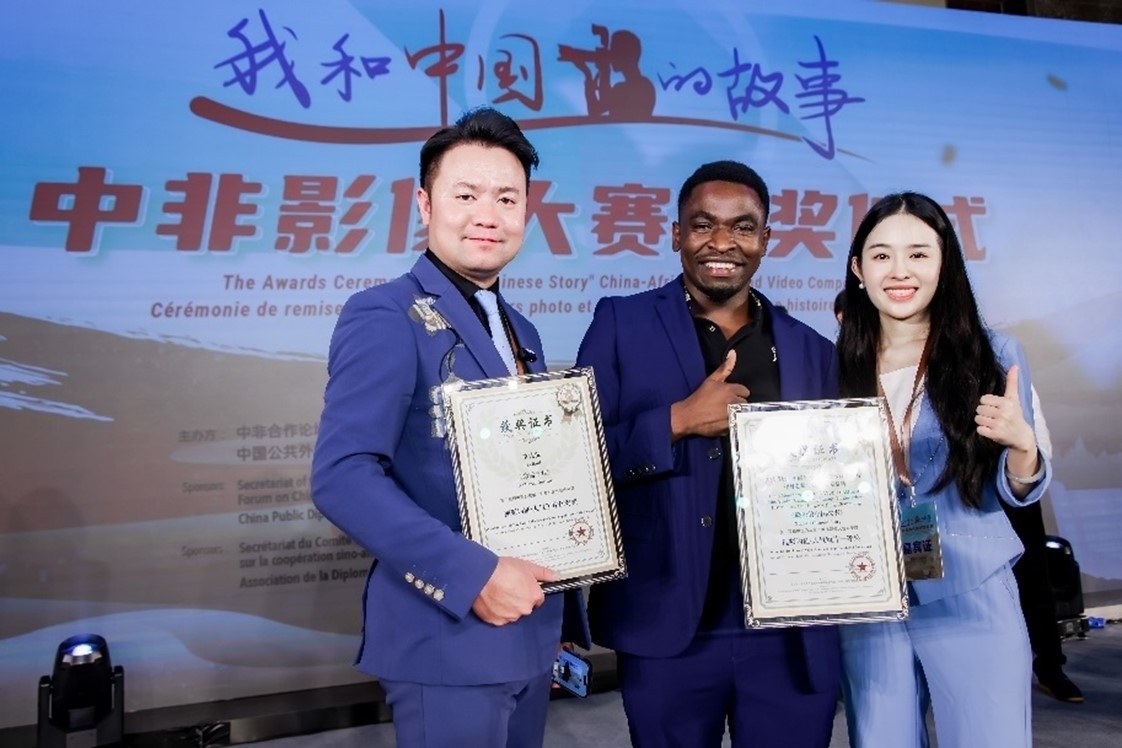 王曉樂(lè)（中）與其他嘉賓合影。主辦方供圖