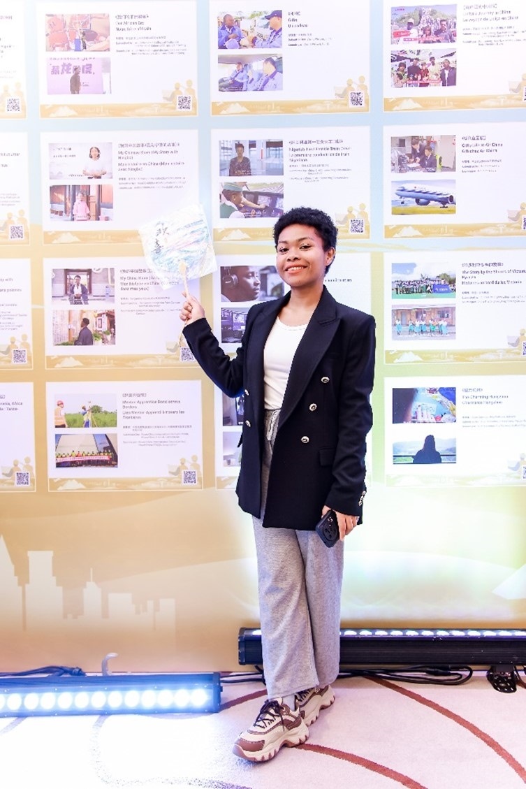 愈靈兒和她的作品合影。主辦方供圖