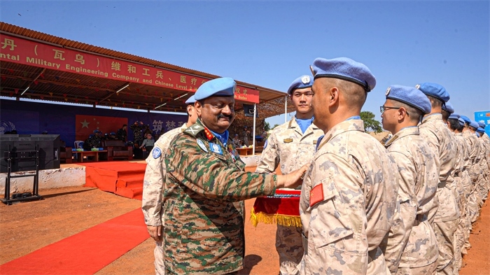 聯南蘇團部隊司令莫漢中將為維和官兵授勛。秦貴君攝