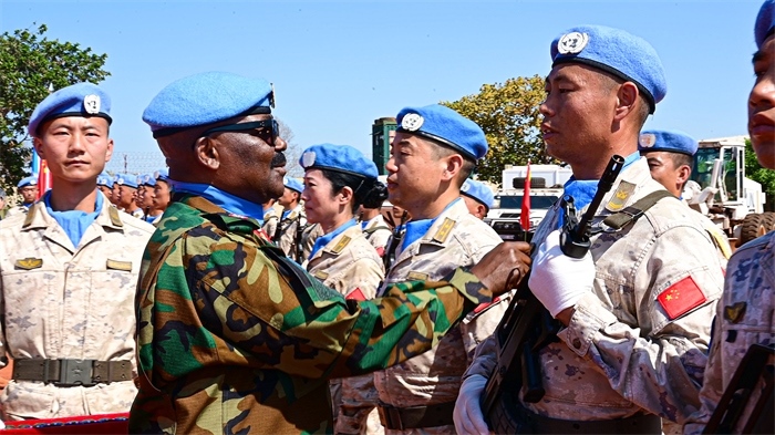 聯南蘇團西戰(zhàn)區(qū)司令多米尼克準將為維和官兵授勛。孫千攝