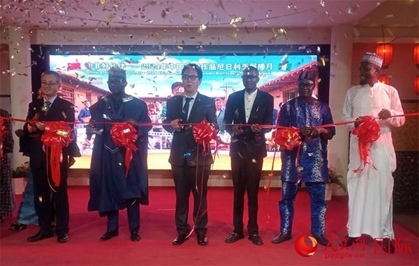 嘉賓們?yōu)橛耙曊共ピ禄顒蛹舨?。人民網(wǎng)記者 姜宣攝