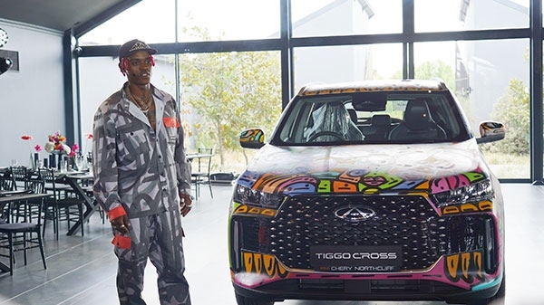 Samurai Farai和其汽車噴繪作品。人民網(wǎng) 張茜攝