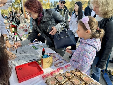 活動現(xiàn)場外賓體驗中國書法。 中國駐保加利亞大使館供圖。