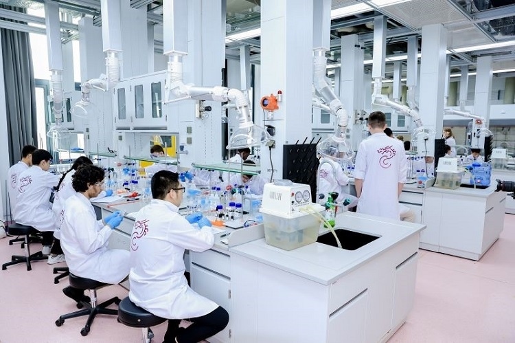 中外學(xué)生同堂做實(shí)驗(yàn)。深北莫供圖