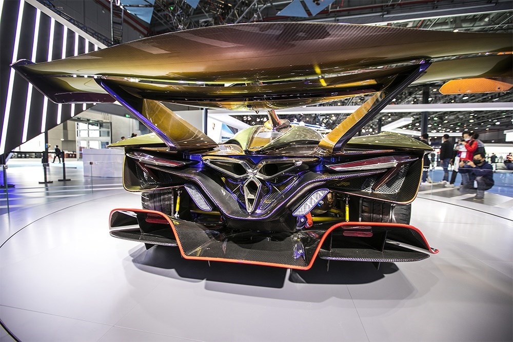 2020年11月5日，上海，來(lái)自德國(guó)的全球首款全碳纖維跑車(chē)亮相進(jìn)博會(huì)。該車(chē)總重量只有1250KG。