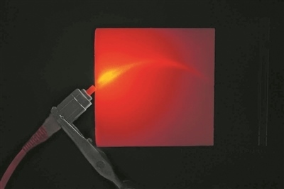 帶有彎曲通道的3D打印材料能引導并散射光。圖片來源:英國格拉斯哥大學