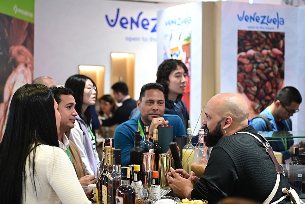 2023年11月9日，上海，觀眾在進(jìn)博會(huì)委內(nèi)瑞拉館參觀、交流、洽談。