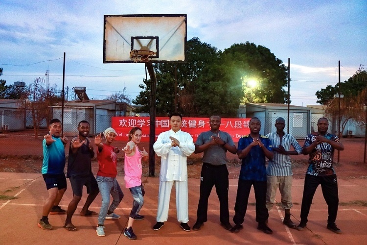 組織八段錦教學(xué)。王軍杰 攝