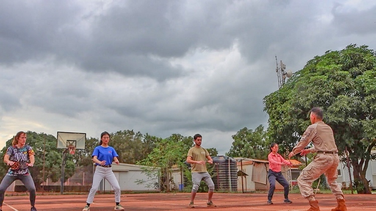 認(rèn)真學(xué)習(xí)動(dòng)作。孫亞斌 攝