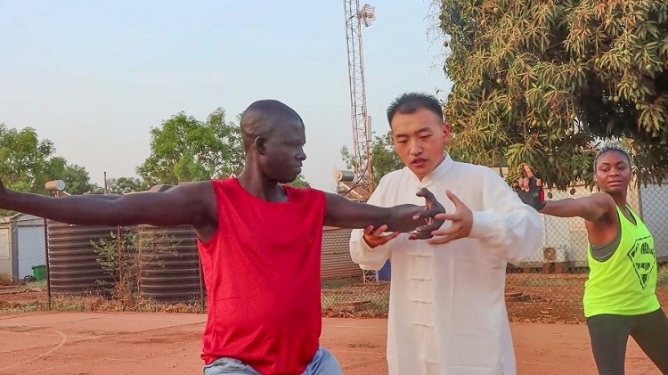 細(xì)心指導(dǎo)動(dòng)作。馬騫攝