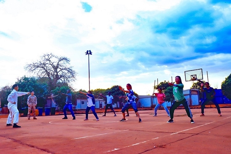 示范標(biāo)準(zhǔn)動(dòng)作。鄧原淘攝