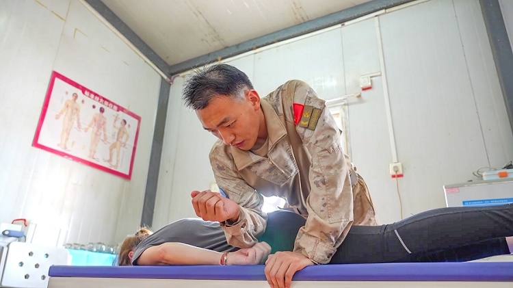 體驗(yàn)中醫(yī)推拿。王軍杰攝