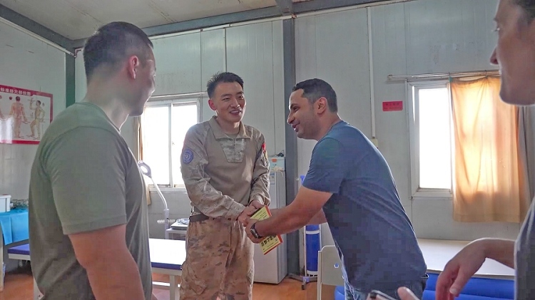 外國友人致謝。王軍杰攝