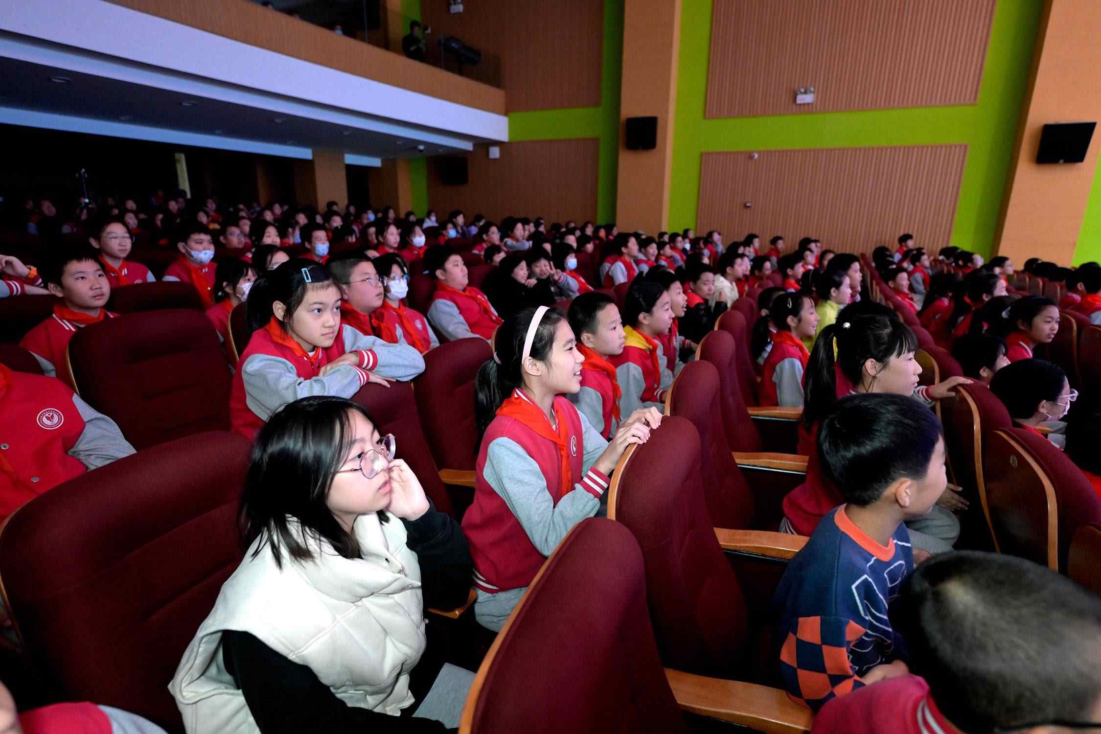 花校區(qū)學(xué)生現(xiàn)場歡呼照片。主辦方供圖