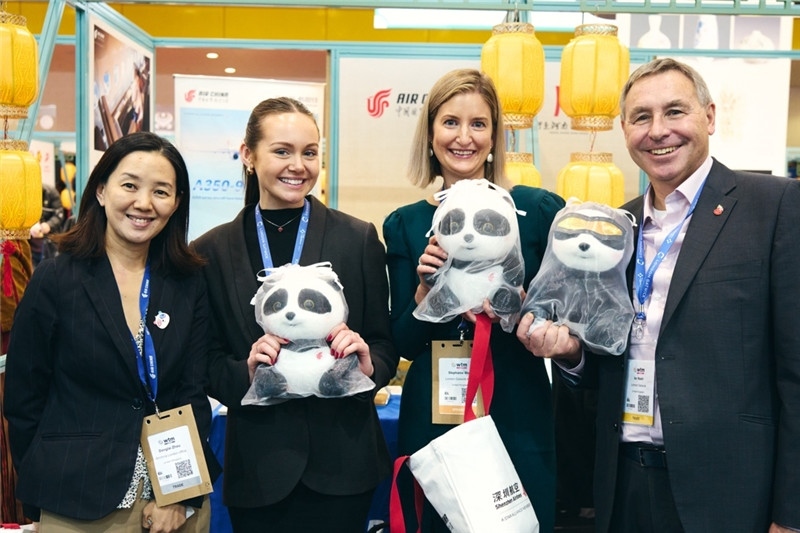 “中國館”展區(qū)現(xiàn)場洽談。 楊浩鵬攝