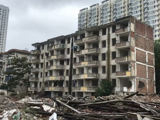 圖為拆遷中的合肥儀表廠宿舍。 合肥市蕪湖路街道 提供