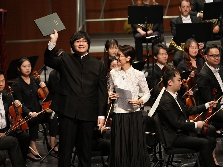 小澤征良向俞潞贈送小澤征爾使用過的《第五交響曲》樂譜。演出方供圖