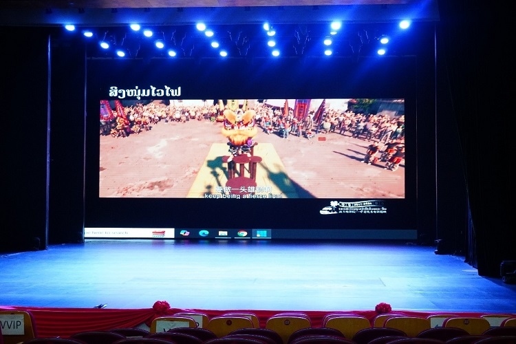 “露天電影院——中老優(yōu)秀電影巡映”首映式上放映老撾語配譯的中國動畫電影《雄獅少年》。主辦方供圖