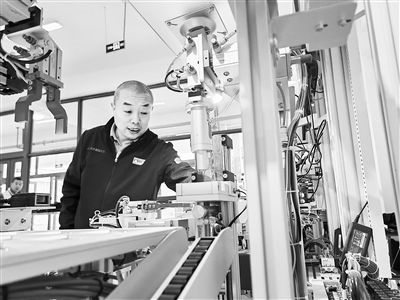 郭海青在檢查車床加工設(shè)備。 受訪者供圖