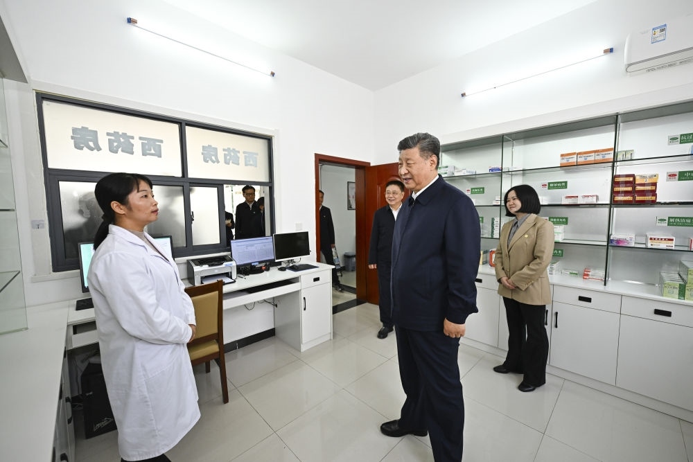 2024年11月5日，習(xí)近平在湖北省咸寧市嘉魚(yú)縣潘家灣鎮(zhèn)四邑村衛(wèi)生室考察。習(xí)近平指出：“要進(jìn)一步加強(qiáng)黨建引領(lǐng)，抓住‘一老一小’這個(gè)重點(diǎn)，更加精準(zhǔn)有效地為群眾排憂解難?！? width=