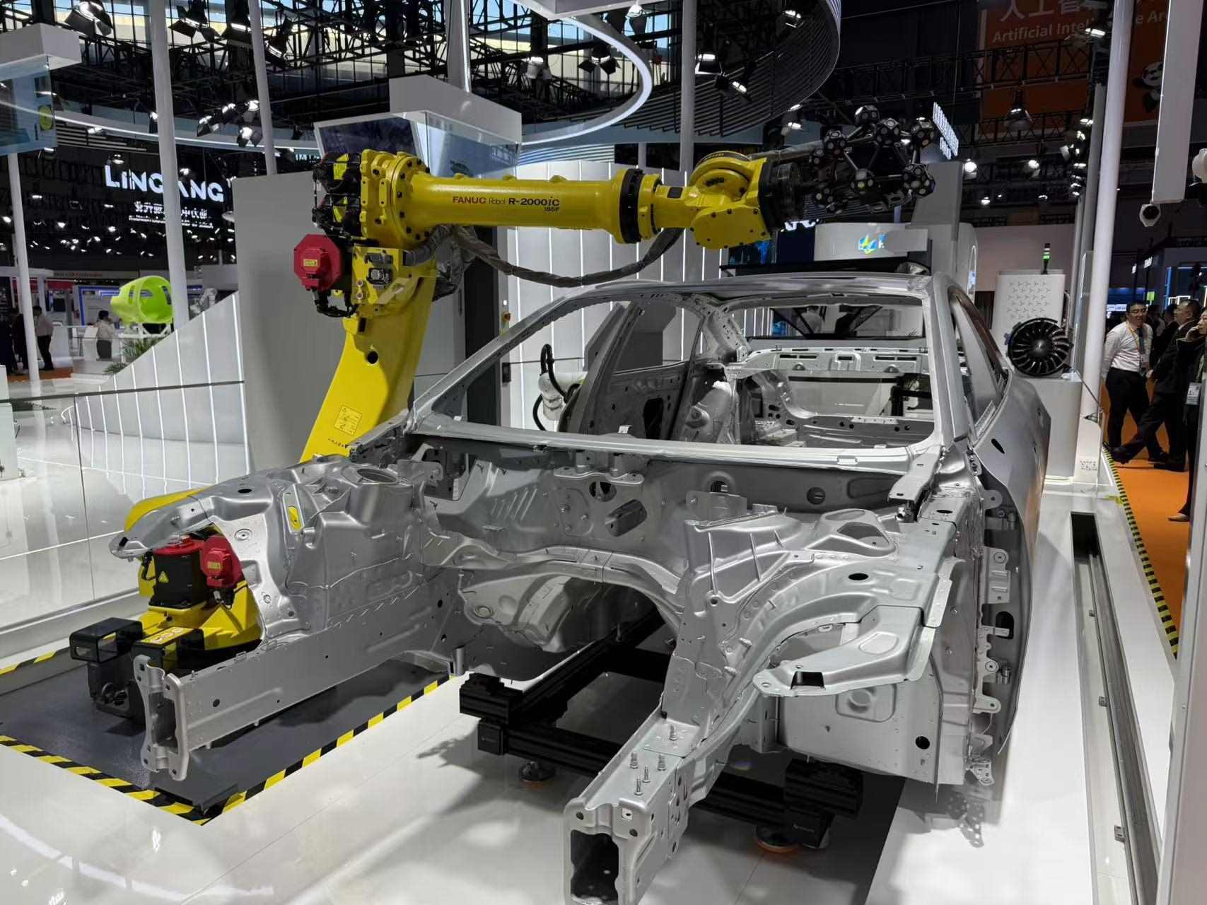 在汽車(chē)制造展區(qū)，高精度智能檢測(cè)裝備正在模擬檢測(cè)汽車(chē)車(chē)身。人民網(wǎng)記者 王仁宏攝