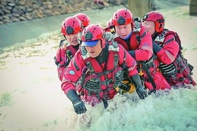  山東省日照市消防救援支隊(duì)消防員正在進(jìn)行多人淺灘涉水橫渡訓(xùn)練。圖片由國(guó)家消防救援局提供