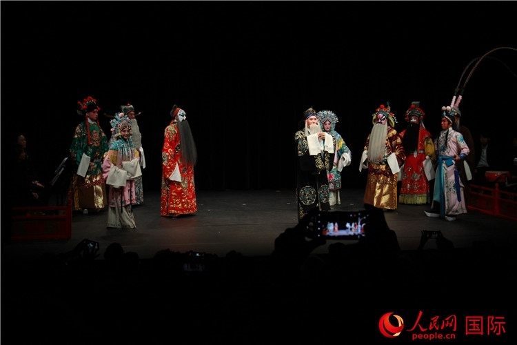 演員向觀眾謝幕。人民網(wǎng)記者 尚凱元攝