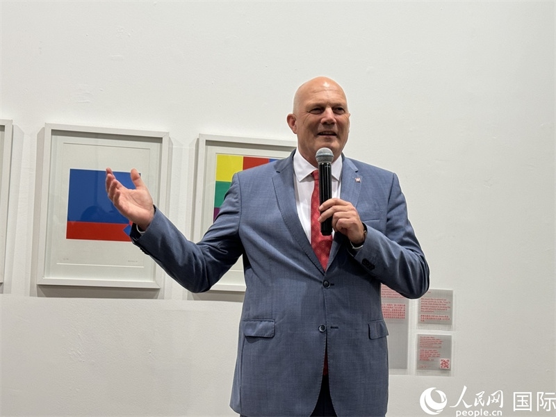 11月8日，瑞士駐華大使白瑞誼在“瑞士經(jīng)典設(shè)計(jì)展”開幕式上發(fā)表致辭。（人民網(wǎng) 謝瑩攝）