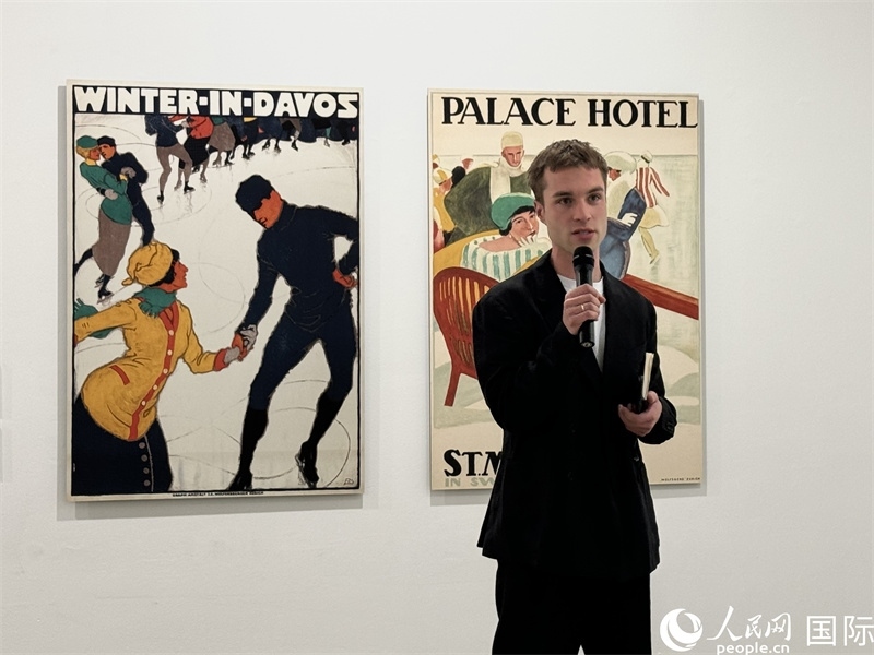 11月8日，“瑞士經(jīng)典設(shè)計(jì)展”策展人言照壁向與會(huì)嘉賓導(dǎo)覽。（人民網(wǎng) 謝瑩攝）