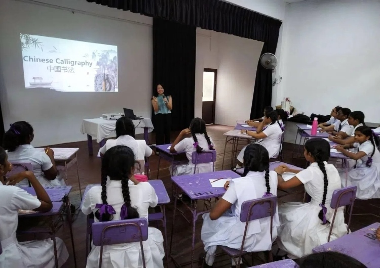 斯里蘭卡學(xué)生在系列活動(dòng)中學(xué)習(xí)中國書法。圖片由主辦方提供