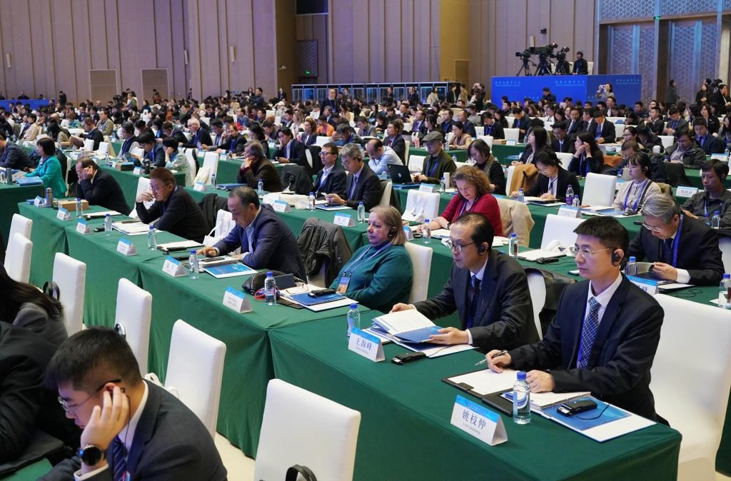 11月7日，中外嘉賓在首屆世界古典學(xué)大會(huì)開幕式現(xiàn)場(chǎng)聽會(huì)。新華社記者 張晨霖 攝