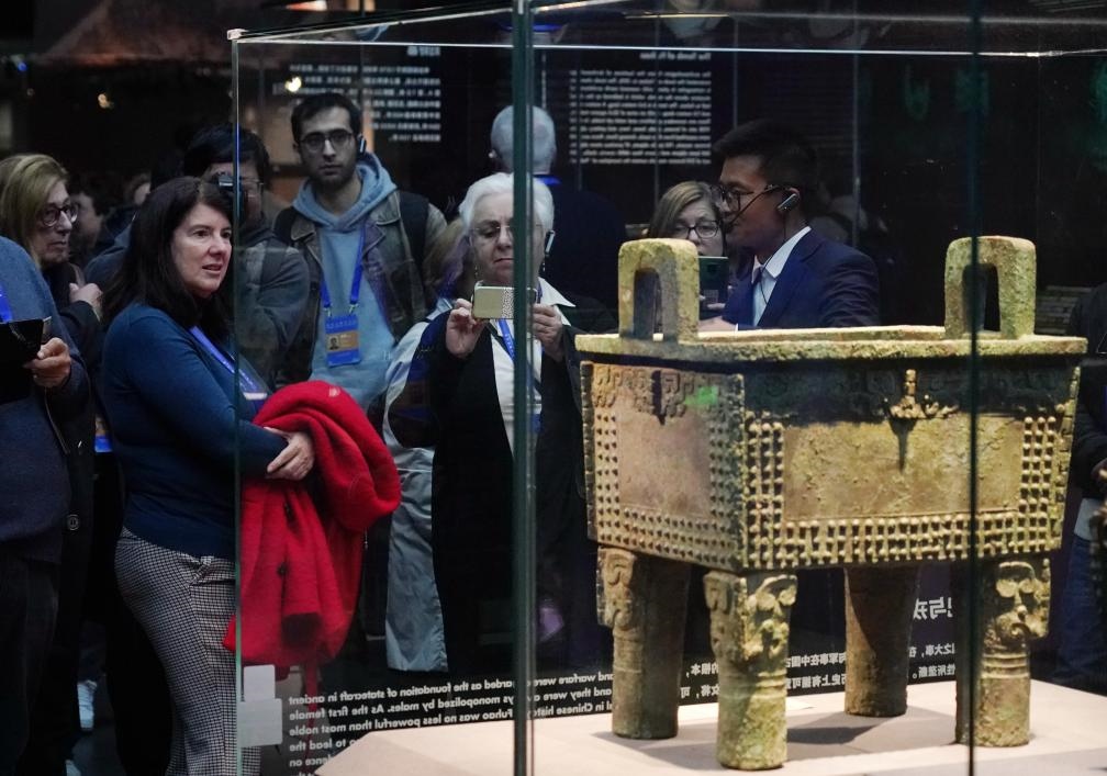11月6日，中外嘉賓來(lái)到中國(guó)考古博物館參觀“考古與中華文明溯源展”。該展是本屆世界古典學(xué)大會(huì)推出的配套活動(dòng)之一。新華社記者 張晨霖 攝