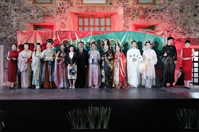 墨西哥華人婦女聯(lián)合總會木蘭藝術(shù)團的中國古代服裝表演。主辦方供圖