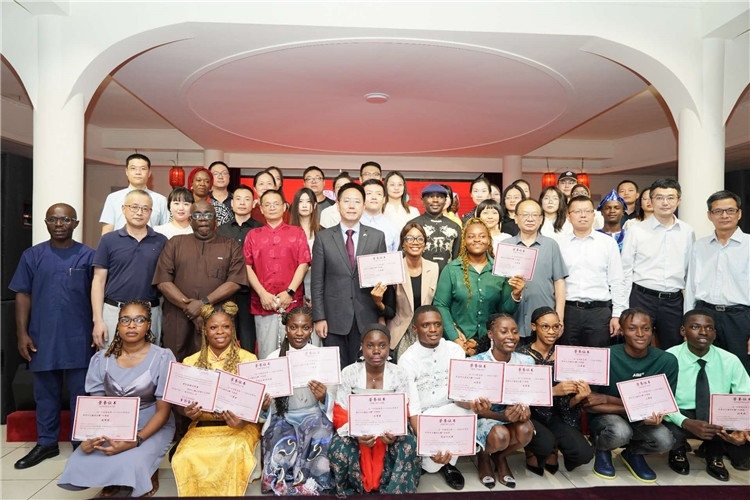 參賽選手與嘉賓合影留念。尼日利亞中國文化中心供圖