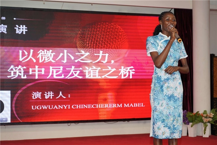 選手張佳寧演講中。尼日利亞中國文化中心供圖