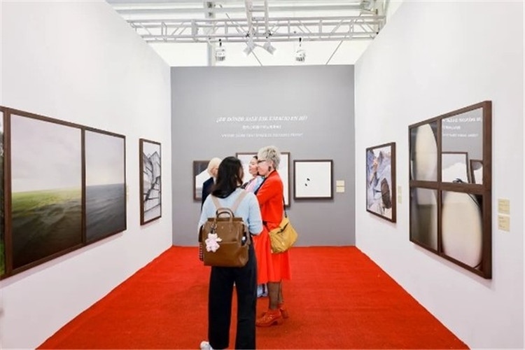 “我內(nèi)心的那個(gè)空從哪里來(lái)？從波濤、云朵和勇氣”西岸藝博會(huì)展覽現(xiàn)場(chǎng) 圖片由主辦方提供