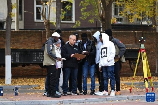 在天津鐵道職業(yè)技術(shù)學(xué)院，老師指導(dǎo)幾內(nèi)亞學(xué)員使用測距儀器（11月11日攝）。新華社記者 李然 攝