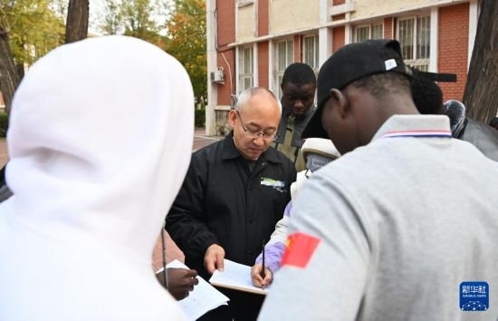 在天津鐵道職業(yè)技術(shù)學(xué)院，老師指導(dǎo)幾內(nèi)亞學(xué)員使用測距儀器（11月11日攝）。新華社記者 李然 攝