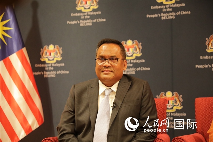 馬來(lái)西亞駐華大使諾曼在11月12日召開(kāi)的記者見(jiàn)面會(huì)上回答記者提問(wèn)。人民網(wǎng) 王婧攝