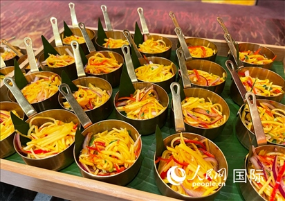 馬來(lái)西亞美食節(jié)現(xiàn)場(chǎng)準(zhǔn)備的美食。人民網(wǎng) 王婧攝