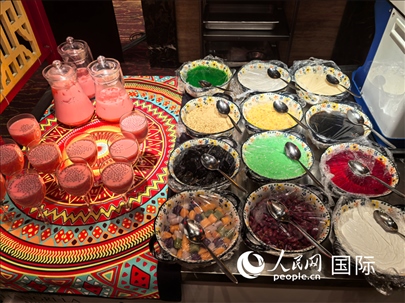 馬來(lái)西亞美食節(jié)現(xiàn)場(chǎng)準(zhǔn)備的美食。人民網(wǎng) 楊春燕攝