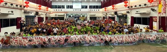 在工作坊導(dǎo)師的指導(dǎo)下，三校200余名學(xué)生共同完成了一幅長達(dá)80尺的水墨畫作。主辦方供圖